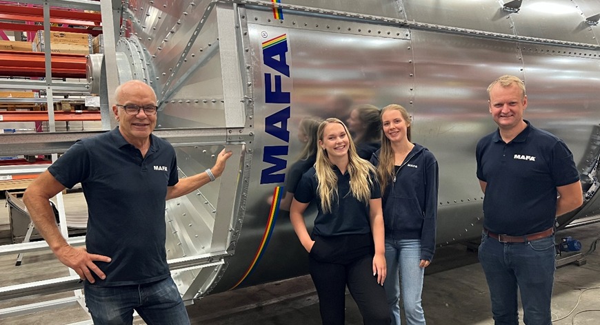 Skopelevator E11, vertikal bulktransportör med metallram och hölje.